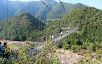 十津川村の観光名所「谷瀬の吊り橋」は297メートルと日本有数の長さ