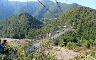 十津川村の観光名所「谷瀬の吊り橋」は297メートルと日本有数の長さ