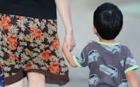 手をつないで歩く母と子ども(2013年9月、東京都杉並区)