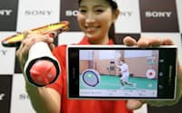 ソニーがつくったテニスのプレー状態がわかるセンサー「スマートテニスセンサー」。グリップに装着すると、ボールの回転や速さなどが記録され、スマートフォンなどで確認できる。