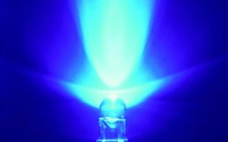 青色発光ダイオード(LED)が発光する様子(科学技術振興機構提供)。