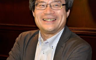 ノーベル物理学賞に決まり、「ただただ驚くばかり」と笑顔で質問に答える名古屋大教授の天野浩さん（7日、フランス・グルノーブル）=共同