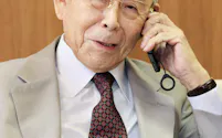 電話で座談会に参加する赤崎勇氏(8日午後、名古屋市天白区の名城大学)