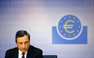ドラギECB総裁は、ECBの資産規模を日米型に急増させる意志を明確に示した=共同