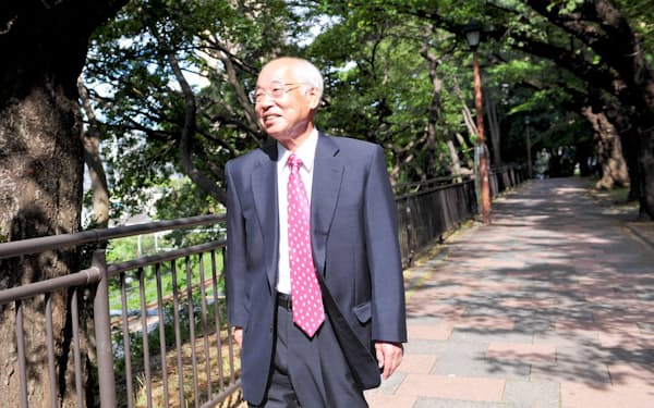 鈴木幸一（すずき・こういち）1946年9月生まれ。国内インターネットサービスの草分け。インターネットイニシアティブ（IIJ）を設立し、郵政省（現総務省）との激しいやりとりの末、93年にネット接続サービスを開始。後に続くネット企業に道をひらいた業界の重鎮。酒、タバコ、音楽と読書を愛し、毎春、東京・上野で音楽祭を開催する。近著に「日本インターネット書紀」がある。