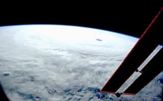 NASAのワイズマン飛行士が国際宇宙ステーションから撮影した台風19号=NASA提供・共同