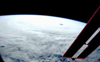 NASAのワイズマン飛行士が国際宇宙ステーションから撮影した台風19号(NASA提供・共同)