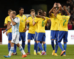 ブラジル アルゼンチンに快勝 サッカー国際親善試合 日本経済新聞
