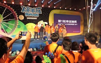 小米ファンが集まるイベント「爆米花」は社員旅行の余興のように盛り上がった(9月27日、中国・天津市)