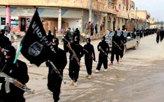 世界から若者らが「イスラム国」に加わっていると報じられている（シリア北部ラッカで行進するイスラム国の戦士ら）=AP