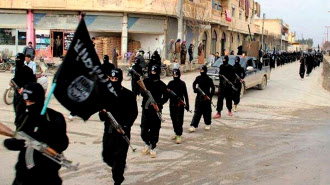 世界から若者らが「イスラム国」に加わっていると報じられている(シリア北部ラッカで行進するイスラム国の戦士ら)=AP 世界から若者らが「イスラム国」に加わっていると報じられている(シリア北部ラッカで行進するイスラム国の戦士ら)=AP