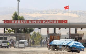 建築資材を積んだトラックが並ぶイラク国境の検問所(トルコ南東部ハブル)