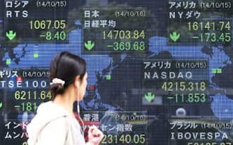 値を下げた世界各国の株価を示すボード(16日午前、東京・八重洲)