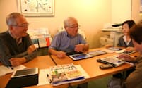 シニアの初心者にフェイスブックを教える牧壮さん(左から2番目、東京・千代田の砂防会館)