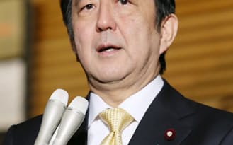 宮沢氏を経産相に、上川氏を法相に決め、記者の質問に答える安倍首相(20日午後、首相官邸)