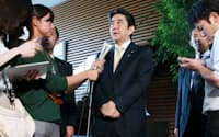 小渕経産相と松島法相の辞表提出を受け、記者の質問に答える安倍首相(20日午後、首相官邸)