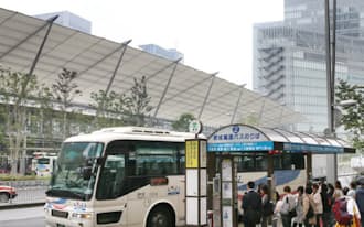 現在、八重洲口周辺にはバス停が15カ所ほど点在している(21日、東京都中央区)