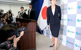 記者会見の会場を後にする小渕経産相(20日午前、経産省)