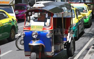 バンコク市内を走るトゥクトゥク(タイ)