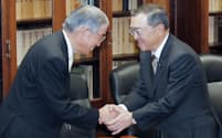 岩切薩摩川内市長(左)と面会し、握手する宮沢経産相(23日午後、経産省)