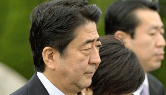 9日、アジア太平洋経済協力会議(APEC)首脳会議出席のための中国訪問に先立ち、羽田空港で記者団の質問に答える安倍首相。「解散については全く考えていない」と述べた=共同 9日、アジア太平洋経済協力会議(APEC)首脳会議出席のための中国訪問に先立ち、羽田空港で記者団の質問に答える安倍首相。「解散については全く考えていない」と述べた=共同