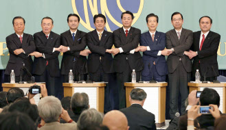 衆院選に向けた討論会を前に握手する与野党8党首。左から生活の党の小沢代表、次世代の党の平沼党首、維新の党の江田共同代表、安倍首相、民主党の海江田代表、公明党の山口代表、共産党の志位委員長、社民党の吉田党首(1日午後、東京・内幸町の日本記者クラブ)=共同 衆院選に向けた討論会を前に握手する与野党8党首。左から生活の党の小沢代表、次世代の党の平沼党首、維新の党の江田共同代表、安倍首相、民主党の海江田代表、公明党の山口代表、共産党の志位委員長、社民党の吉田党首(1日午後、東京・内幸町の日本記者クラブ)=共同