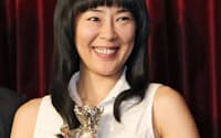 銀熊賞のトロフィーを手に喜びを語る寺島しのぶさん（2月27日、大阪市中央区）