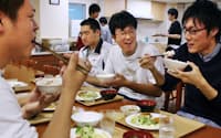 「食事はほぼ毎日寮で取る。みんなで食べるとおいしい」と法政大3年の筑波由充さん(右)（東京都立川市）