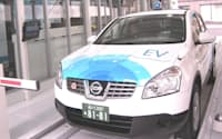 バッテリーを交換する電気自動車タクシー（東京都港区）