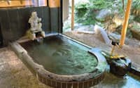 花屋徳兵衛の半露天風呂「後鬼の湯」。庭を眺めながら、ぬるめの湯に入ることができる
