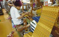 楚辺工房で織り機に向かう織り手