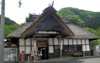 湯野上温泉駅は珍しいかやぶき屋根の駅舎。近くの大内宿まで足を延ばせば、かやぶきの集落を楽しめる