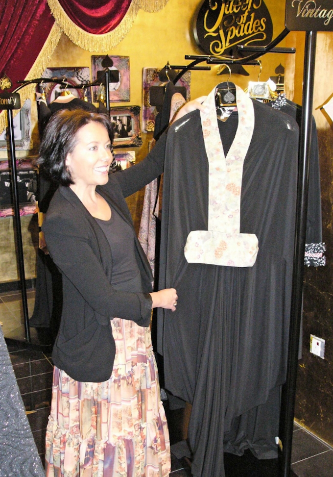 ドバイから 民族衣装 アバヤ 着物風も 日本経済新聞