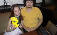 中村うさぎ氏(左)は自著「犬女」を電子書籍として発売する。右は階段社の社長