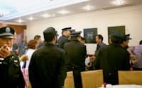 劉暁波氏のノーベル平和賞受賞祝賀会に集まった人権活動家らを拘束する警官（8日、北京）=共同