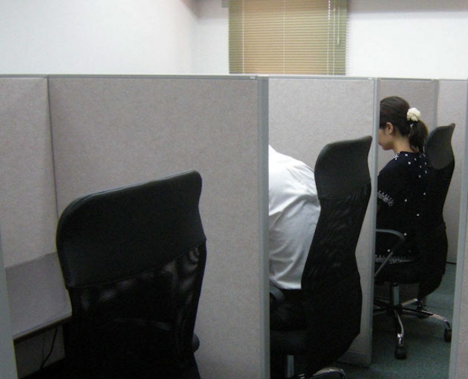 増える社会人の有料自習室 資格取得熱で需要見込む 日本経済新聞