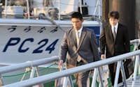 捜査を終え巡視艇「うらなみ」を出る捜査員（11日午後、神戸市中央区）