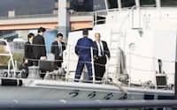 巡視艇「うらなみ」を調べる捜査員ら（12日午前、神戸市中央区）