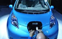 電池技術と充電インフラが電気自動車普及のカギ（ロサンゼルス市の展示会場）