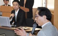 対談する山根氏(右)とJAXAの沢田開発員（19日、東京・上野）