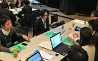 日本コカ・コーラが開いたイベントで、ソーシャルメディアについてグループ討論する参加者（東京都渋谷区）