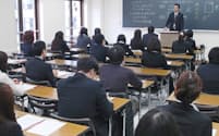「大原簿記学校」で開かれたビジネスマナーの授業（東京都千代田区）