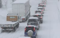 大雪のため一部区間が通行止めとなり、渋滞する国道8号（31日午前、福井県越前市の武生インターチェンジ付近）