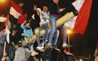 11日、戦車の上でムバラク大統領の辞任を喜ぶ市民（カイロ市内）