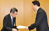 東京電力の清水社長(左)から支援要請書を受け取る海江田経産相（10日、首相官邸）