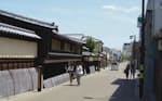 「松阪商人の館」(左)がある旧参宮街道の周辺には古い街並みが残る