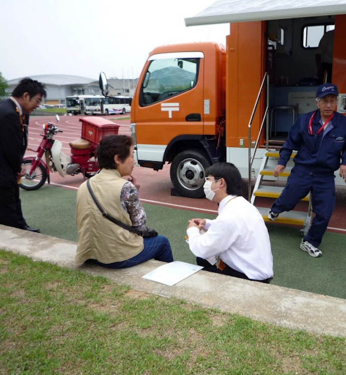 郵便局網 復旧急ぐ 移動車 派遣し貯金支払い 日本経済新聞