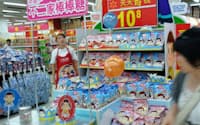 不二家は「ペコちゃん」などのキャラクターで中国の消費者に食い込む（福建省アモイ市の売り場）