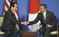 日米首脳会談で握手するオバマ大統領と菅首相（26日、仏ドービル）=共同