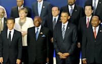 27日、サミットで記念撮影に臨む菅首相（中列右端）、米国のオバマ大統領（前列右から2人目）、フランスのサルコジ大統領（前列左端）ら各国首脳=共同
